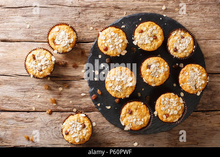 Muffin maison de gruau avec des raisins sur la table. Haut horizontale Vue de dessus, style rustique Banque D'Images