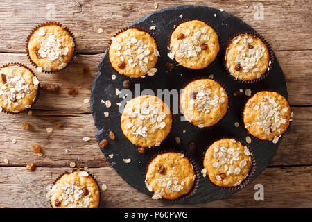 Muffins à faible teneur en calories de gruau avec des raisins secs et de miel sur la table. haut horizontale Vue de dessus Banque D'Images