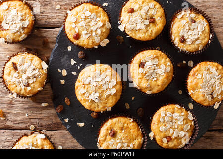 Les muffins de flocons d'avoine avec les raisins secs et le miel sur la table. haut horizontale Vue de dessus Banque D'Images