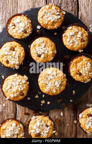 Les muffins de flocons d'avoine avec les raisins secs et le miel sur la table. vertical haut Vue de dessus Banque D'Images