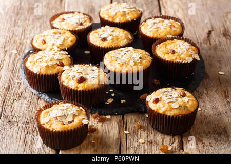 Les aliments biologiques : muffins à l'avoine et aux raisins secs close-up sur une plaque en ardoise sur une table horizontale. Banque D'Images