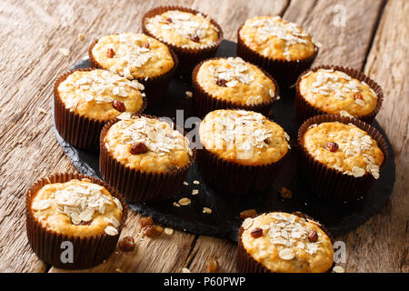 Muffins à faible teneur en calories de gruau avec des raisins secs et de miel sur la table horizontale. Banque D'Images