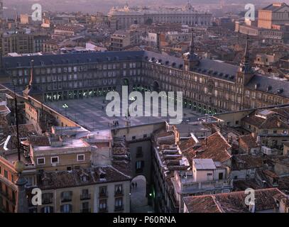 PLAZA MAYOR AL ATARDECER Y AL FONDO EL PALACIO REAL - VISTA DESDE LA IGLESIA DE SANTA CRUZ. Auteur : Juan Gómez de Mora (1586-1646). Emplacement : HALLMARKT, ESPAGNE. Banque D'Images