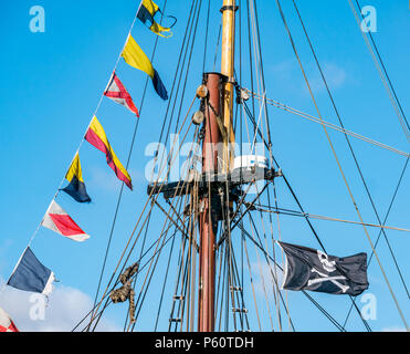 Vview du mât du voilier avec drapeau pirate, pennants et système radar, Albert Dock, Liverpool, Angleterre, Royaume-Uni Banque D'Images