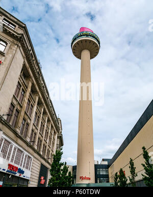 1960 Radio City Tower ou tour d'observation Beacon St Johns, Liverpool, Angleterre, Royaume-Uni dwarfs autres bâtiments Banque D'Images