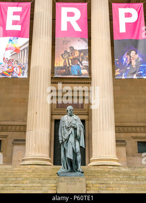 Statue du Comte de Beaconsfield, Benjamin Disraeli, St George's Hall, lieu civique, Liverpool, Angleterre, Royaume-Uni Banque D'Images