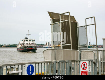 Ferry Mersey, Royal iris, près de quai, Pier Head, Liverpool, Angleterre, Royaume-Uni Banque D'Images