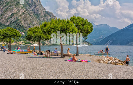 Les gens à la plage, Limone sul Garda, Lac de Garde, province de Brescia, Lombardie, Italie, Europe Banque D'Images