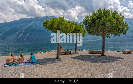 Les gens à la plage, Limone sul Garda, Lac de Garde, province de Brescia, Lombardie, Italie, Europe Banque D'Images