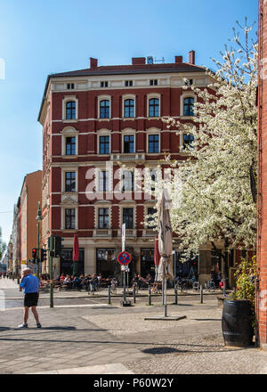 Berlin Prenzlauer Berg, café de beurre. Café-restaurant avec des tables sur le trottoir au printemps Banque D'Images