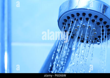 Douche de tête tandis que l'eau courante Banque D'Images