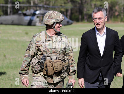 Jens Stoltenberg, le Secrétaire général de l'OTAN, et le Colonel Colin Tuley, le commandant de la 1 Brigade Combat Team, 82e Division aéroportée, discuter les compétences et la préparation de l'intervention mondiale en vigueur au cours de la visite de Stoltenberg Fort Bragg, Caroline du Nord, le 5 avril. Banque D'Images