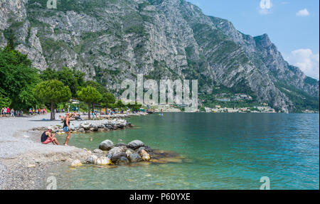 Les gens à la plage, Limone sul Garda, Lac de Garde, province de Brescia, Lombardie, Italie, Europe Banque D'Images