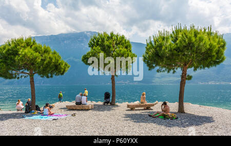 Les gens à la plage, Limone sul Garda, Lac de Garde, province de Brescia, Lombardie, Italie, Europe Banque D'Images