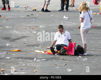 Francfort, Allemagne, Allemagne, Berlin. 27 Juin, 2018. Après la consultation publique de la ronde préliminaire de la Coupe du Monde Corée du Sud - l'Allemagne, un ventilateur est assis sur le sol. L'Allemagne perd 2 points pour la Corée du Sud. Credit : Ulrich Perrey/dpa/Alamy Live News Crédit : afp photo alliance/Alamy Live News Banque D'Images