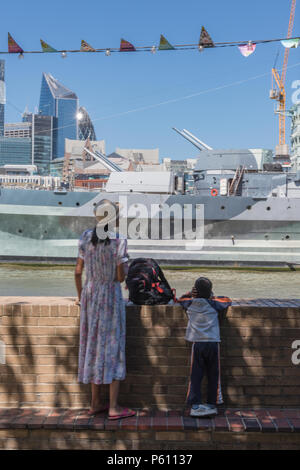 Lond, Royaume-Uni, 27 juin 2018. La canicule se poursuit dans le centre de Londres avec un ciel bleu et des températures record potentiellement. Des foules de touristes et les employés de bureau à Londres plus de place et le Tower Bridge profitant du temps chaud et du soleil assis sur l'herbe et le soleil. Crédit : Steve Hawkins Photography/Alamy Live News Banque D'Images