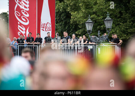 Allemagne, Berlin. 27 Juin, 2018. Football, Coupe du monde, la Corée du Sud contre l'Allemagne, premier tour, groupe F, match du jour 3 : suivre les policiers Allemagne et Corée du Sud match au ventilateur Berlin mile. Crédit : Bernd von Jutrczenka/dpa/Alamy Live News Banque D'Images