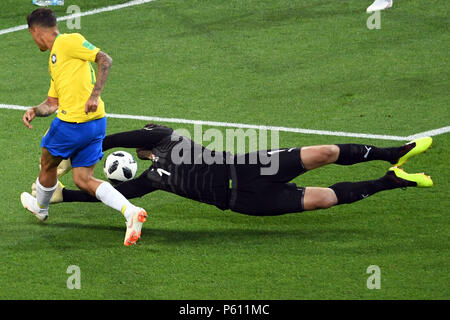 Moscou, Russie. 27 Juin, 2018. Football, Coupe du monde, Serbie vs Brésil, groupe E, à l'Spartak-Stadium. Gardien de la Serbie, Vladimir Stojkovic, bloque une tentative par le Philippe Coutinho. Credit : Federico Gambarini/dpa/Alamy Live News Banque D'Images