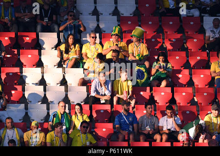 Moscou, Russie. 27 Juin, 2018. Football, Coupe du monde, Serbie vs Brésil, groupe E, à l'Spartak-Stadium. Fans du Brésil. Credit : Federico Gambarini/dpa/Alamy Live News Banque D'Images