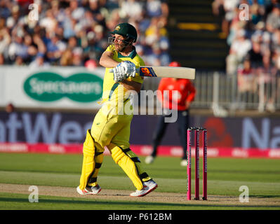 Edgbaston, Birmingham, UK. 27 Juin, 2018. Vingt20 International Cricket, l'Angleterre contre l'Australie ; D'Arcy à court de crochets à la limite de l'Australie : L'action de Crédit Plus Sport/Alamy Live News Banque D'Images