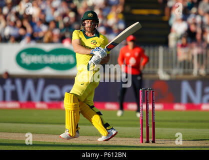 Edgbaston, Birmingham, UK. 27 Juin, 2018. Vingt20 International Cricket, l'Angleterre contre l'Australie ; D'Arcy à court de crochets à la limite de l'Australie : L'action de Crédit Plus Sport/Alamy Live News Banque D'Images