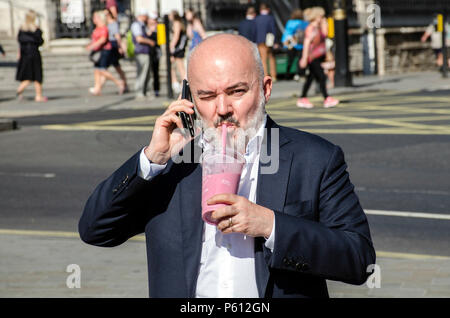 Londres, Royaume-Uni, 27 juin 2018 soleil de midi à Trafalgar Square. Credit : JOHNNY ARMSTEAD/Alamy Live News Banque D'Images