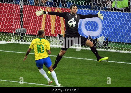 Moscou, Russie. 27 Juin, 2018. Football, Coupe du monde, Serbie vs Brésil, groupe E, à l'Spartak-Stadium. Neymar du Brésil (l) et le gardien de la Serbie Vladimir Stojkovic. Credit : Federico Gambarini/dpa/Alamy Live News Banque D'Images