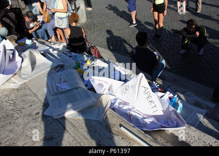 Rome, Italie. 27 Jun, 2018. La démonstration d'une solidarité européenne-sauver des vies, changer de Dublin et les ports ouverts pour les immigrants dans la Piazza del Popolo à Rome Italie Crédit : Gari Wyn Williams/Alamy Live News Banque D'Images