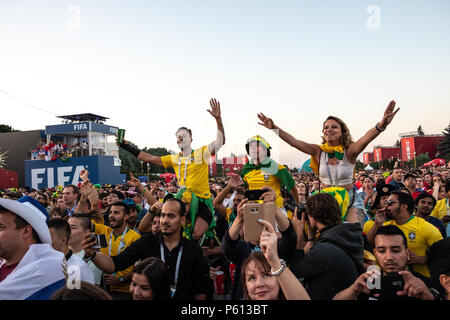 Moscou, Russie. 27 juin 2018, Moscou, Russie. Supporters brésiliens célèbrent la victoire contre la Serbie en Fan Fest. Crédit : Marco Ciccolella/Alamy Live News Banque D'Images