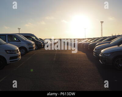 Queenborough, Kent, UK. 27 Juin, 2018. Météo France : le coucher du soleil dans la ville de Queenborough, dans le Kent. Voitures neuves dans le port de Sheerness zone de stockage au coucher du soleil. Credit : James Bell/Alamy Live News Banque D'Images