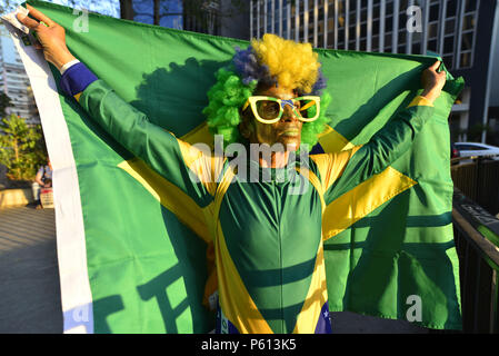 Sao Paulo, Brésil. 27 Juin, 2018. Ana Luiza dos Anjos Garcez fanatique est un fan de l'SeleçÃ£o et une figure qui attire l'attention sur des jeux, manifestations et autres événements télévisés à Sao Paulo. Une figure emblématique, il est connu sous le nom de "Animal" et distribuée caractérisée par la couleurs vert et jaune du drapeau brésilien le mercredi matin (27) sur l'Avenida Paulista à Sao Paulo sur la journée de championnat du Brésil. Credit : Cris Faga/ZUMA/Alamy Fil Live News Banque D'Images