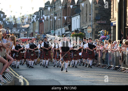 Galashiels, Ecosse. 27 Jun, 2018. Torwoodlee & Fancy Dress Galashiels Ex-Service Pipe Band, jouant dans la rue Bank, l'avenir de la parade costumée. (Photo : Rob Gray) Crédit : Rob Gray/Alamy Live News Banque D'Images