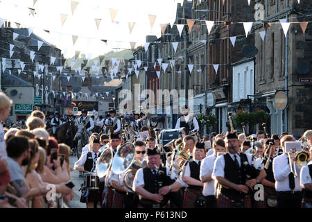 Galashiels, Ecosse. 27 Jun, 2018. Torwoodlee & Fancy Dress Galashiels Ex-Service Pipe Band, jouant dans la rue Bank, l'avenir de l'école de retour de la tour de Torwoodlee Rideout. BRAW BRAW CONT 2018 Greg Kelly Kimberley 2018 LASS O'May porteur de la SOD 2018 Greg Robertson porteur des roses rouges 2018 Amy Thomson porteur de la pierre 2018 Mark Hood porteur des Roses Blanches 2018 Alex Mundell . (Photo : Rob Gray) Crédit : Rob Gray/Alamy Live News Banque D'Images