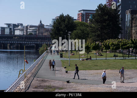 Glasgow, Royaume-Uni. 27 Jun, 2018. Météo France : les gens sur les rives de la rivière Clyde profitant du beau temps. Crédit : Tony Clerkson/Alamy Live News Banque D'Images