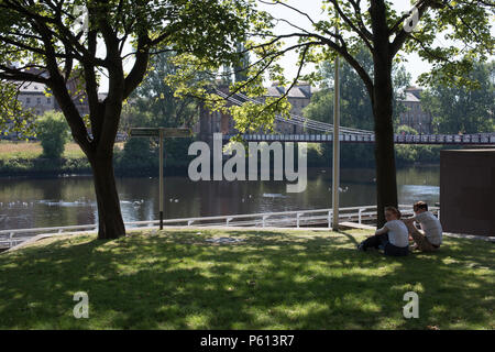 Glasgow, Royaume-Uni. 27 Jun, 2018. Météo France : les gens sur les rives de la rivière Clyde profitant du beau temps. Crédit : Tony Clerkson/Alamy Live News Banque D'Images