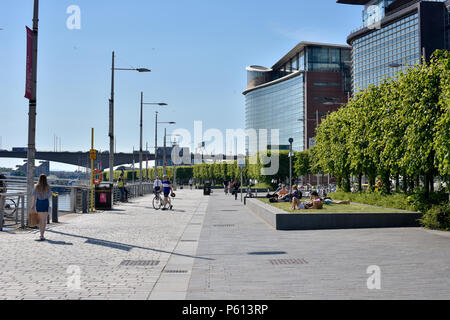 Glasgow, Royaume-Uni. 27 Jun, 2018. Météo France : les gens sur les rives de la rivière Clyde profitant du beau temps. Crédit : Tony Clerkson/Alamy Live News Banque D'Images