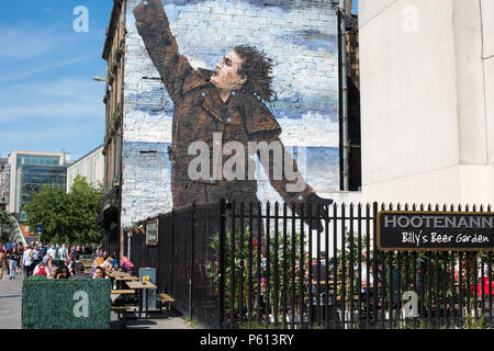 Glasgow, Royaume-Uni. 27 Jun, 2018. Météo France : Les gens de l'extérieur une eclaircie pub à St Enoch Square, avec Jack Vettriano est Billy Connolly murale sur le mur Crédit : Tony Clerkson/Alamy Live News Banque D'Images