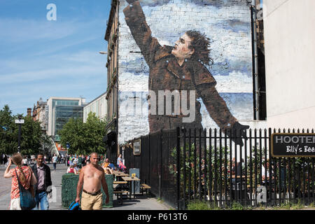 Glasgow, Royaume-Uni. 27 Jun, 2018. Météo France : Les gens de l'extérieur une eclaircie pub à St Enoch Square, avec Jack Vettriano est Billy Connolly murale sur le mur Crédit : Tony Clerkson/Alamy Live News Banque D'Images