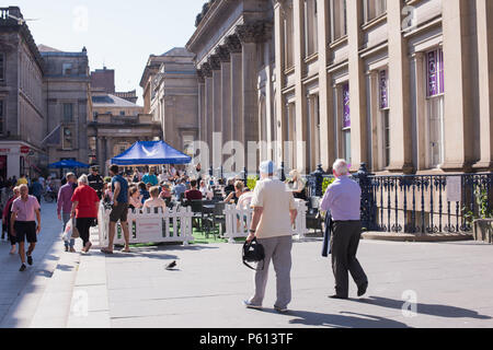 Glasgow, Royaume-Uni. 27 Jun, 2018. Météo France : Glaswegians manger boire et manger à l'extérieur dans le soleil d'été Crédit : Tony Clerkson/Alamy Live News Banque D'Images