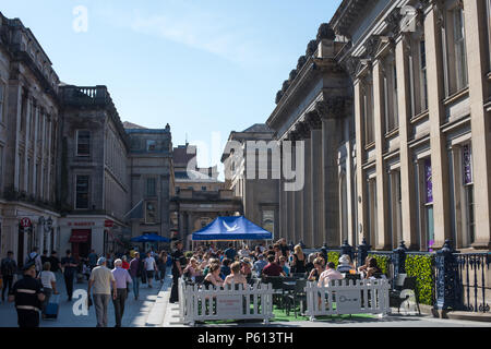 Glasgow, Royaume-Uni. 27 Jun, 2018. Météo France : Glaswegians manger boire et manger à l'extérieur dans le soleil d'été Crédit : Tony Clerkson/Alamy Live News Banque D'Images