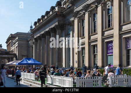 Glasgow, Royaume-Uni. 27 Jun, 2018. Météo France : Glaswegians manger boire et manger à l'extérieur dans le soleil d'été Crédit : Tony Clerkson/Alamy Live News Banque D'Images