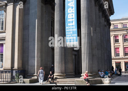 Glasgow, Royaume-Uni. 27 Jun, 2018. Météo France : Glaswegians s'asseoir et profiter du soleil d'été Crédit : Tony Clerkson/Alamy Live News Banque D'Images