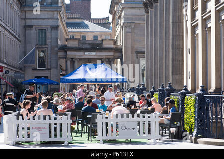 Glasgow, Royaume-Uni. 27 Jun, 2018. Météo France : Glaswegians manger boire et manger à l'extérieur dans le soleil d'été Crédit : Tony Clerkson/Alamy Live News Banque D'Images