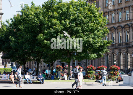 Glasgow, Royaume-Uni. 27 Jun, 2018. Météo France : Glaswegians s'asseoir et profiter du soleil d'été Crédit : Tony Clerkson/Alamy Live News Banque D'Images