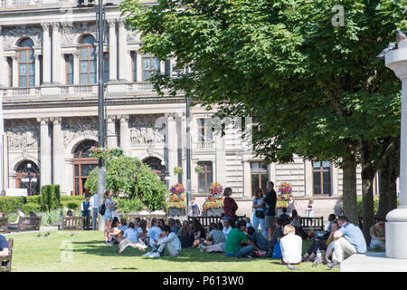 Glasgow, Royaume-Uni. 27 Jun, 2018. Météo France : Glaswegians s'asseoir et profiter du soleil d'été Crédit : Tony Clerkson/Alamy Live News Banque D'Images