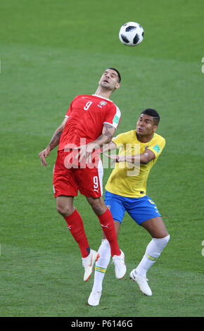 Moscou, Russie. 27 Jun, 2018. Coupe du Monde FIFA 2018 LA RUSSIE au stade Spartak Moscou : la Serbie contre la Brésil Le Groupe E Match No : 41. Brazillian Paulhino et la Serbie a Alaxandra MITROVIC en action. Le Brésil a gagné le match par 2:0 Seshadri SUKUMAR Crédit : Seshadri SUKUMAR/Alamy Live News Banque D'Images