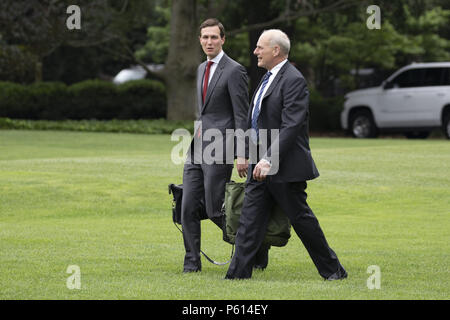 Washington, District de Columbia, Etats-Unis. 27 Juin, 2018. Conseiller spécial au président Trump Jared Kushner, gauche, et chef de cabinet de la Maison Blanche John Kelly, droit, conseil Marine One comme Président des Etats-Unis, Donald quitte la Maison Blanche le 27 juin 2018 à Washington, DC. Crédit : Alex Edelman/CNP Crédit : Alex Edelman/CNP/ZUMA/Alamy Fil Live News Banque D'Images