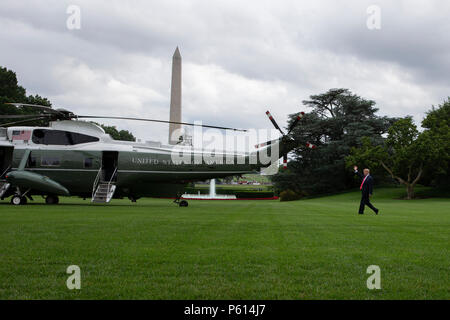 Washington, DC. 27 Juin, 2018. Le Président des Etats-Unis, Donald Trump boards Marine One alors qu'il quitte la Maison Blanche le 27 juin 2018 à Washington, DC. Crédit : Alex Edelman/CNP Crédit dans le monde entier | conditions : dpa/Alamy Live News Banque D'Images