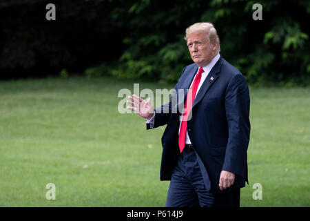 Washington, DC. 27 Juin, 2018. Le Président des Etats-Unis, Donald Trump boards Marine One alors qu'il quitte la Maison Blanche le 27 juin 2018 à Washington, DC. Crédit : Alex Edelman/CNP Crédit dans le monde entier | conditions : dpa/Alamy Live News Banque D'Images