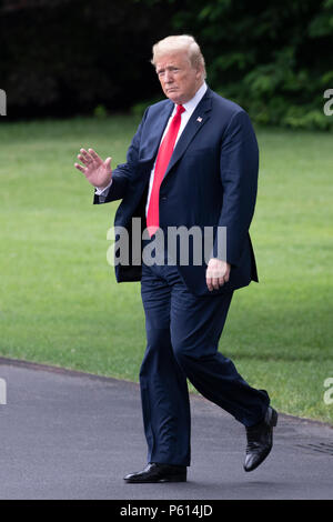 Washington, DC. 27 Juin, 2018. Le Président des Etats-Unis, Donald Trump boards Marine One alors qu'il quitte la Maison Blanche le 27 juin 2018 à Washington, DC. Crédit : Alex Edelman/CNP Crédit dans le monde entier | conditions : dpa/Alamy Live News Banque D'Images
